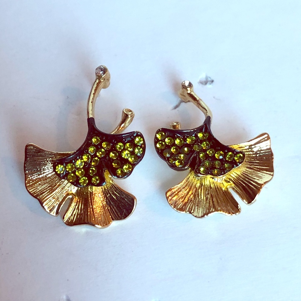 Beautiful gold flower earrings